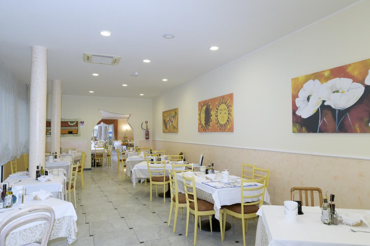 Mondial Hotel Cervia Bagian luar foto